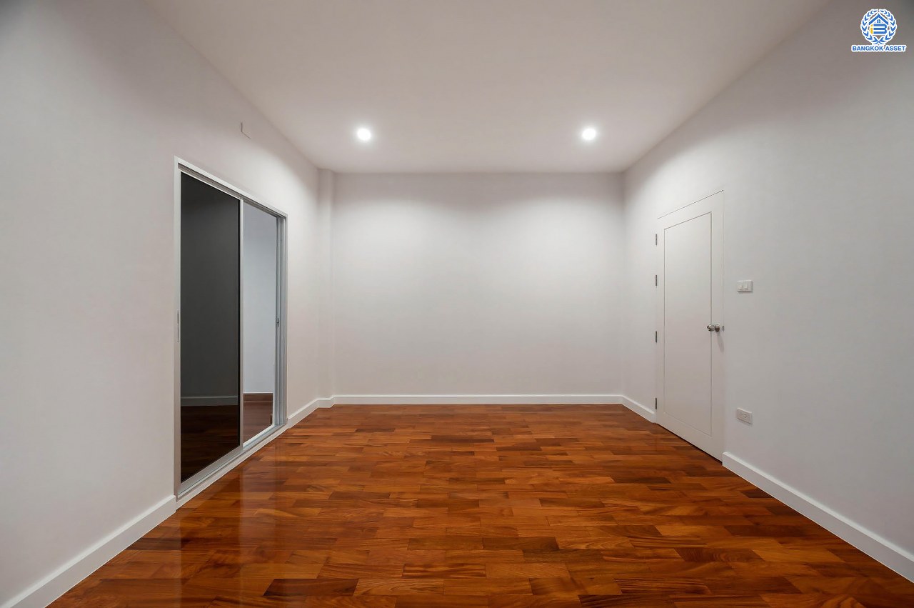 บ้านมือสองตกแต่งใหม่ โครงการ เดอะเวอรีเดียนโฮม กาญจนาภิเษก เนื้อที่กว้าง 86 ตร.ว. ฟังก์ชัน 3 ห้องนอน 3 ห้องน้ำ 1 ห้องอเนกประสงค์ 1 ห้องแม่บ้าน จอดรถได้ 4 จอด บนทำเลดี เชื่อมต่อถนนรัตนาธิเบศร์ ถนนนครอินทร์ ถนนกาญจนาภิเษก ใกล้รถไฟฟ้าสายสีม่วง "สถานีตลาดบางใหญ่" และจุดขึ้นทางด่วน "ศรีรัช"...